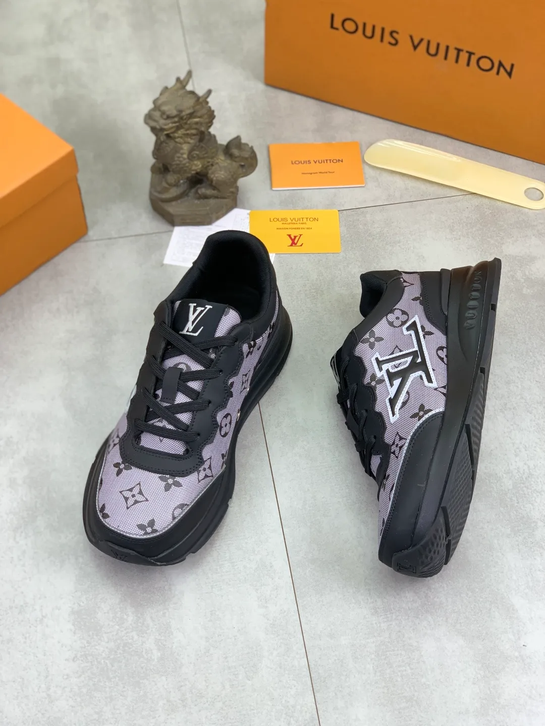 Men's men's shoes💰P440💰[New model]🆘[Louis Vuitton] LV official website latest model🎁casual and fashionable men's shoes👟hot style💥simple and elegant style, exclusive for trendy men. Unique official website latest brand elements👑original decoration, fashionable and generous, the fabric is made of original calfskin➕comfortable and breathable mesh lining➕pig skin lining ✅The official website specifies wear-resistant casual outsole, the classic model is taken in real life🎬Color: 2️⃣colors available😍Number of codes: 38-44 (45 46 customized)